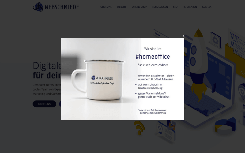 Emaille-Tasse mit Webschmiede-Logo und Home-Office-Info: Erreichbarkeit per Telefon, E-Mail und Videochat.